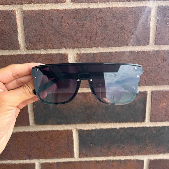 Throwing shade sunglasses 🕶️ - Picture 2 of 7